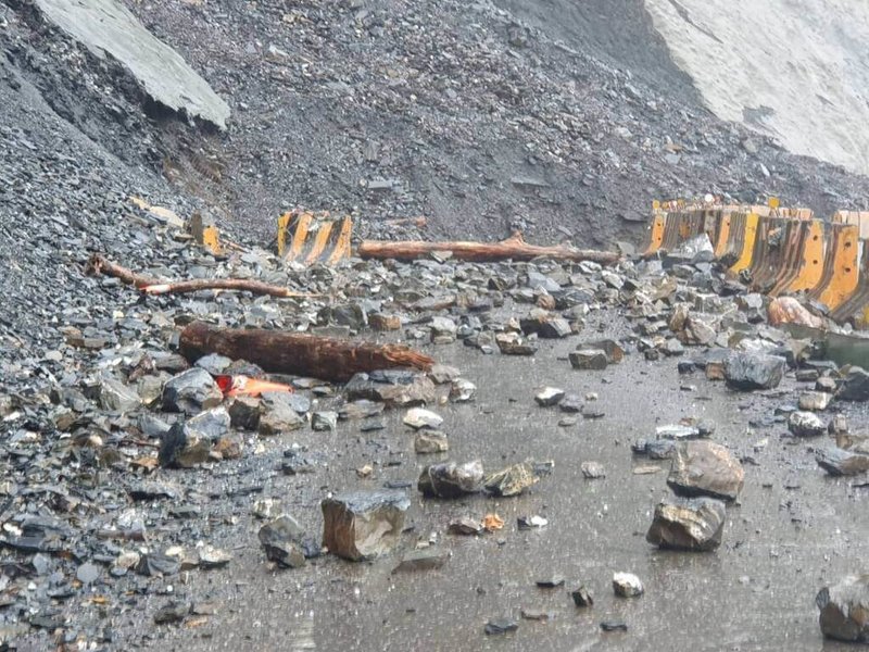 受颱風杜蘇芮外圍環流影響,台8線中橫公路117.4k關原災害搶修路段出現10多公尺路基掏空狀況,邊坡持續有土石掉落,阻斷道路,目前維持封閉。(新城警分局提供)中央社記者張祈傳真 112年7月27日