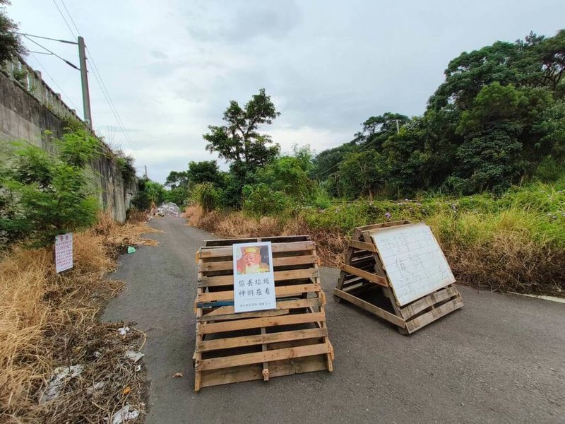 新竹縣湖口鄉一處土地遭不明人士堆置大量事業廢棄物和不明溶液，26日市府環保局會同警方及鄉公所人員前往現場稽查。（新竹縣環保局提供）中央社記者郭宣彣傳真  112年7月27日