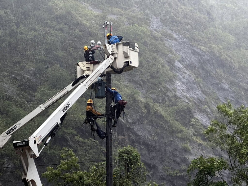 位於南橫山區利稻部落因26日整夜雨勢，對外道路中斷，且沿路許多電線遭樹枝打斷斷電，宛如孤島；在台電人員冒險搶修下，利稻部落27日下午已經恢復供電。（台電台東營業處提供）中央社記者盧太城台東傳真  112年7月27日