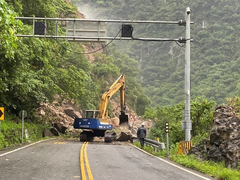 受颱風杜蘇芮外圍環流影響,台8線179.5K溪畔路段27日下午發生上邊坡落石坍方,公路總局第四區養護工程處獲報隨即加派人力、機具進駐待命。(公路總局第四區養護工程處提供)中央社記者張祈傳真 112年2月27日