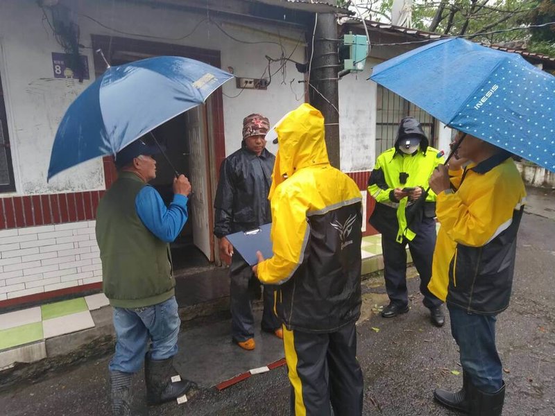 颱風杜蘇芮挾帶豪雨逼近，根據中央氣象局資訊，屏東山區27日入夜後將持續降雨，三地門鄉德文村傍晚進行預防性撤離。（三地門鄉公所提供）中央社記者李卉婷傳真 112年7月27日