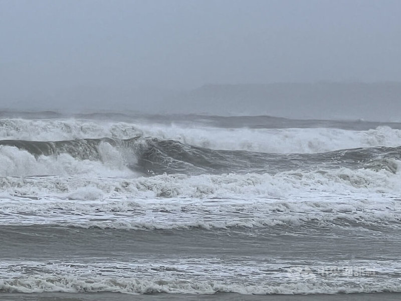 颱風杜蘇芮來襲,恆春半島26日入夜後開始感受明顯風雨,27日墾丁南灣水域浪高超過6公尺,大浪一波波打上沙灘。中央社記者李卉婷攝 112年7月27日