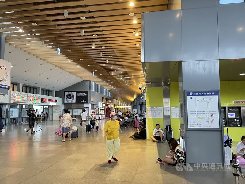 受颱風杜蘇芮影響，台鐵花蓮往台東、花蓮至蘇澳間列車停駛，27日仍有不少遊客帶著行李在花蓮火車站等待列車復駛。中央社記者張祈攝  112年7月27日