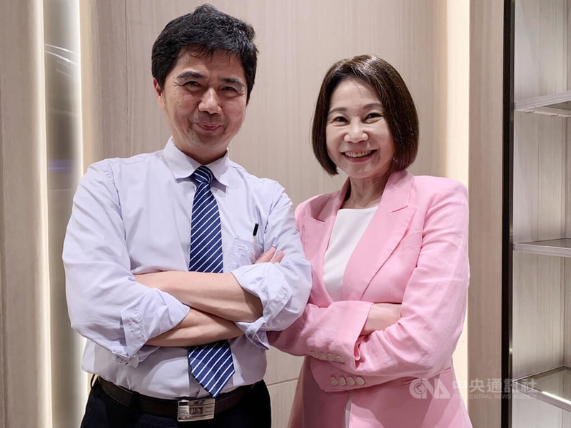 新竹市企業經理協進會舉辦傑出經理獎選拔活動,新代科技董事長蔡尤鏗(左)、遠東巨城購物中心董事長李靜芳(右)皆獲傑出總經理獎肯定。中央社記者郭宣彣攝 112年7月27日