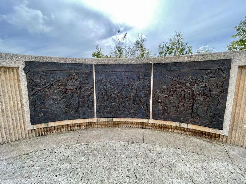 位於關島制高點的亞森灣觀景台（Asan Bay Overlook）是為紀念關島獨立50週年而建，不僅可眺望當年美軍搶灘港口，還有描述二戰場景的銅板浮雕作品等。中央社記者葉冠吟攝  112年7月27日