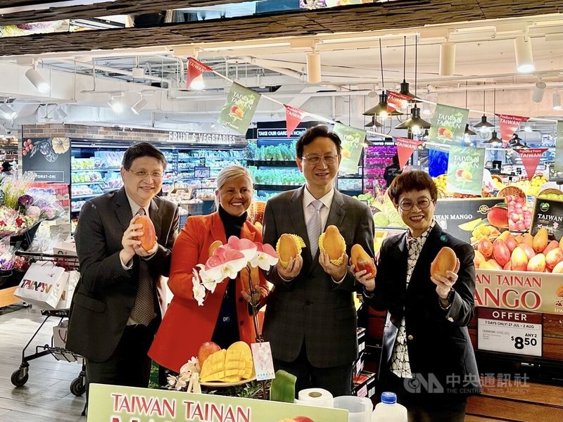 台南市副市長趙卿惠（右）率團訪問新加坡，27日在當地超市舉行記者會行銷台南芒果，駐星代表童振源（右2）及超市業者等人出席。中央社記者侯姿瑩新加坡攝  112年7月27日