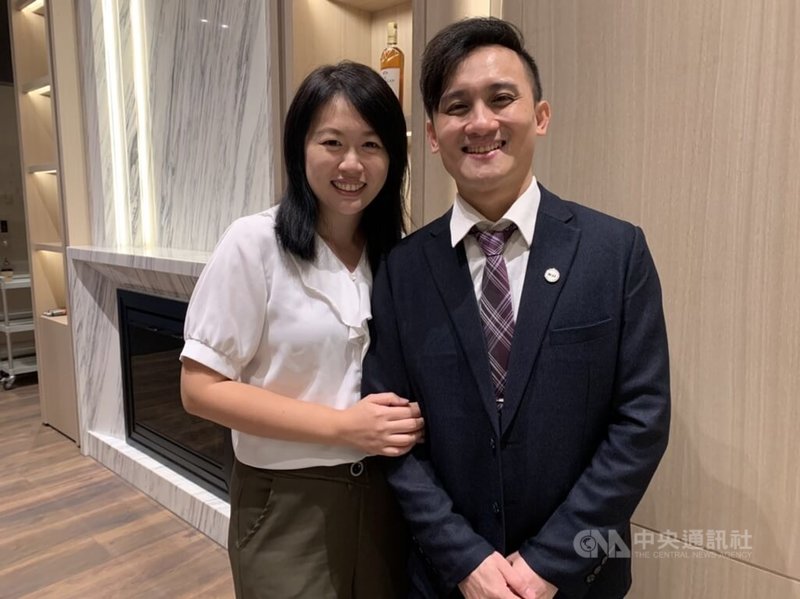新竹市企業經理協進會辦傑出經理獎選拔,已成先進材料股份有限公司總經理邱聖民(右)獲傑出青年經理獎肯定,他27日表示,目前公司材料包含射出、封裝、零件再生等,透過技術升級,已能為業界有效掌控成本與材料特性,盼讓材料自主化,未來可朝技轉,提供關鍵零件或整廠輸出服務。中央社記者郭宣彣攝 112年7月27日