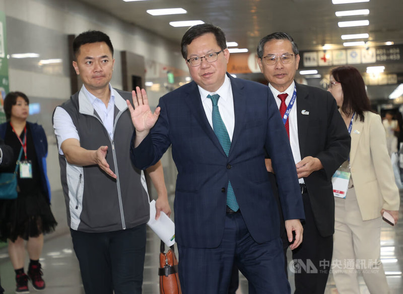行政院副院長鄭文燦（前中）27日下午受訪表示，碳交易平台是由證交所營運，初期會以碳諮詢為主，預計2024年上半年環境部會公布碳費收取標準及適用範圍。中央社記者鄭傑文攝  112年7月27日
