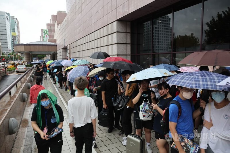 第22屆漫畫博覽會27日在台北世貿一館登場,10時開放入館前,場外就有許多漫迷排隊等候入場,形成「雨傘海」景象。中央社記者王飛華攝 112年7月27日