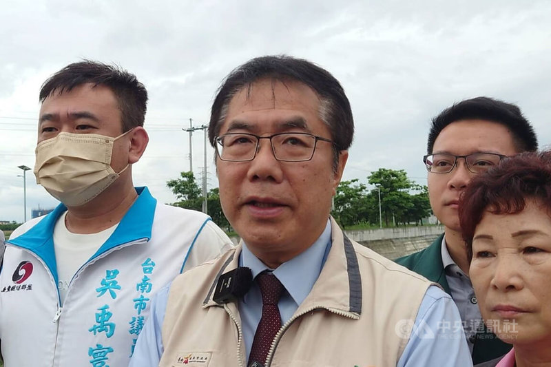 台南市長黃偉哲(中)27日視察三爺溪防颱整備時接受媒體聯訪表示,停班停課決策考慮條件很多,任一時段有安全顧慮就傾向考慮放假。中央社記者楊思瑞攝 112年7月27日