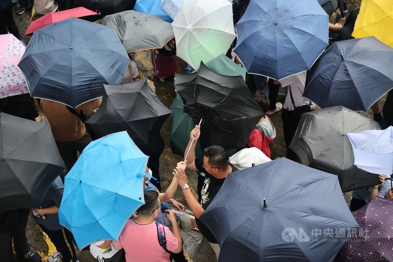 2023第22屆漫畫博覽會27日在台北世貿1館舉行，館外一早就擠滿在雨中排隊入場的民眾。中央社記者王飛華攝  112年7月27日
