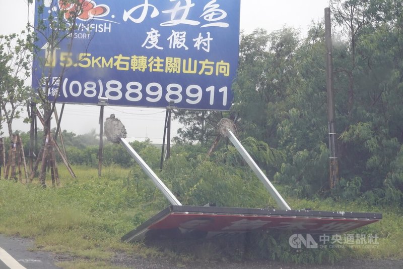 颱風杜蘇芮來襲,恆春機場附近的一面招牌27日受到大風吹襲,「連根拔起」倒在草地上。中央社記者李卉婷攝 112年7月27日