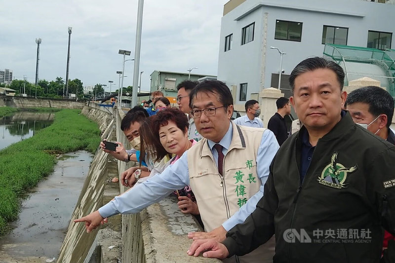 台南市長黃偉哲（前右2）與民進黨立委王定宇（前右1）等人27日上午前往仁德區三爺溪崁腳抽水站附近視察防颱整備工作。中央社記者楊思瑞攝  112年7月27日