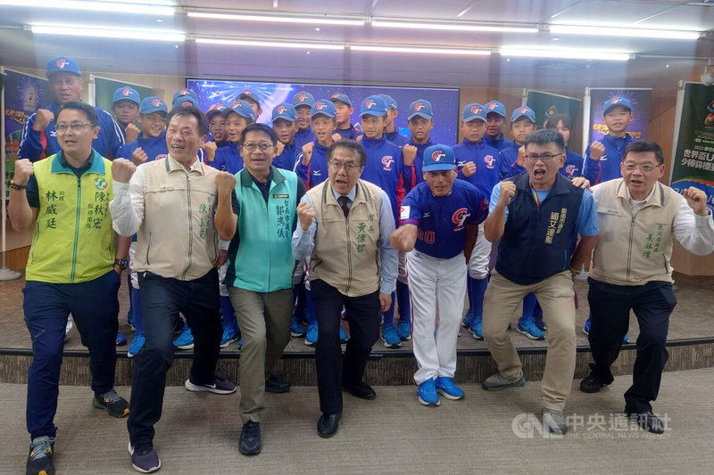 U12世界盃少棒賽將於28日在台南亞太國際棒球訓練中心開打，台南市長黃偉哲（前中）等人27日出席在市府永華市政中心舉行的開賽記者會。中央社記者楊思瑞攝  112年7月27日
