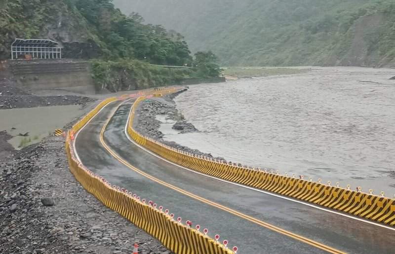 颱風杜蘇芮來襲，高雄山區持續降雨，27日上午南橫公路梅蘭明隧道旁的河床便道，約有100公尺遭暴漲溪水淹沒。（公路總局甲仙工務段提供）中央社記者蔡孟妤傳真  112年7月27日