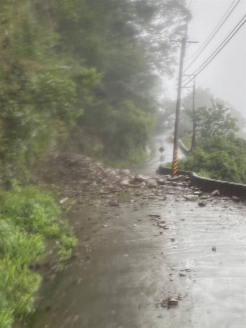 颱風杜蘇芮暴風圈影響屏東,大雨不斷,屏東縣霧台鄉山區27日發生土石崩落,導致車輛無法通行。(警方提供)中央社記者李卉婷傳真 112年7月27日
