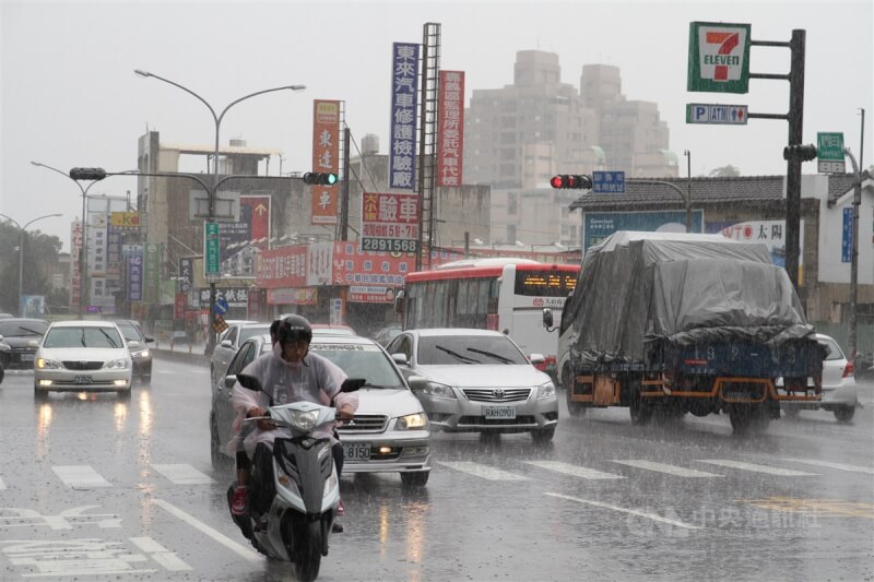 颱風杜蘇芮來襲，台南市27日停班停課，但風雨並不明顯，市長黃偉哲表示，目前預測是中午過後影響較大。圖為台南機車騎士穿上雨衣在街頭穿梭。（中央社檔案照片）