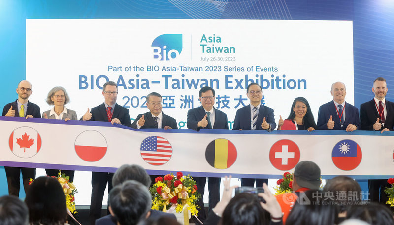 2023 BIO Asia–Taiwan亞洲生技大展開幕式27日在南港展覽館舉行，行政院副院長鄭文燦（中）出席主持開幕儀式後與貴賓合影。中央社記者鄭傑文攝  112年7月27日