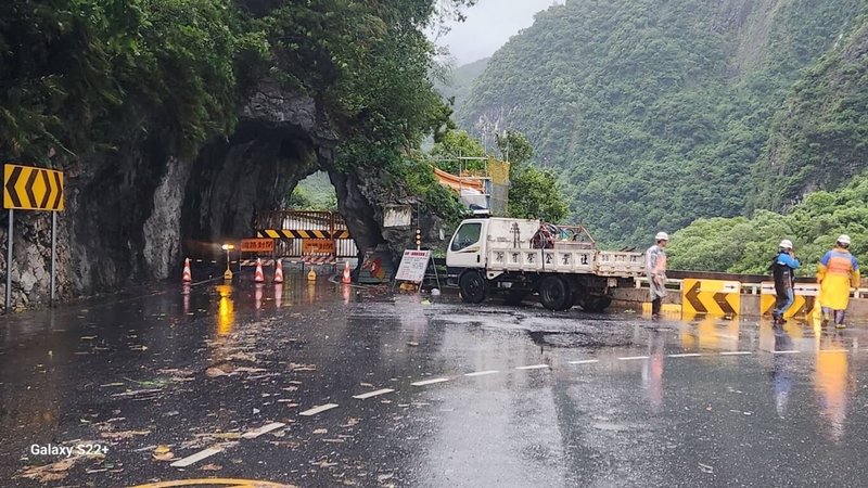 颱風杜蘇芮外圍環流影響,台8線中橫公路沿線零星落石,公路總局26日起實施114.6k(合歡派出所)至184.5k(太魯閣口)預警性封路。圖為警方在管制處擺放交通錐及柵欄,禁止車輛進入。(新城警分局提供)中央社記者張祈傳真 112年7月27日