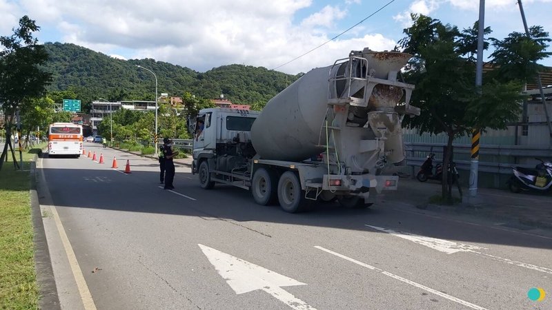 新北市三峽警分局統計，今年7月起已舉發237件大型車輛違規，其中較為嚴重的違規項目，包括砂石車超載14件。圖為警方執法情形。（警方提供）中央社記者高華謙傳真  112年7月27日