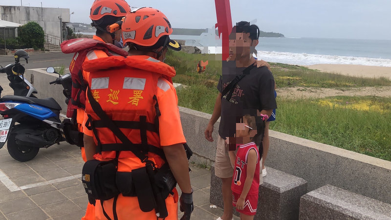 針對颱風前夕海象不佳,海巡署金馬澎分署第七岸巡隊27日動員300多人次於本島25處漁港區實施岸際勸離勤務,累計勸離63車、171名在岸際觀浪或潮間帶撿拾貝螺的民眾和遊客。(第七岸巡隊提供)中央社 112年7月27日