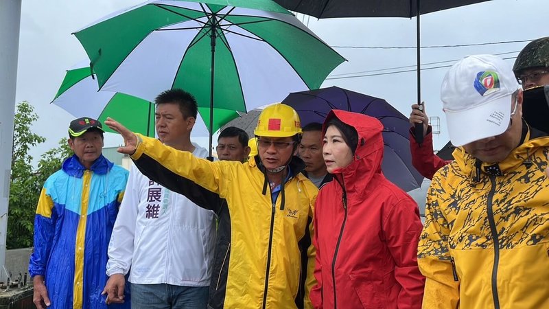 颱風杜蘇芮暴風圈影響屏東，縣長周春米（前右2）27日前往沿海地區視察，要求確認抽水站、抽水機功能運轉順暢，以利及時排洪。（屏東縣政府提供）中央社記者李卉婷傳真  112年7月27日