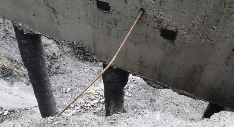 受颱風杜蘇芮外圍環流影響,台8線中橫公路117.4k關原災害搶修路段出現10多公尺路基掏空狀況,目前道路維持封閉,公路總局搶修人員現場待命,目標28日恢復1天5次通行。(新城警分局提供)中央社記者張祈傳真 112年7月27日