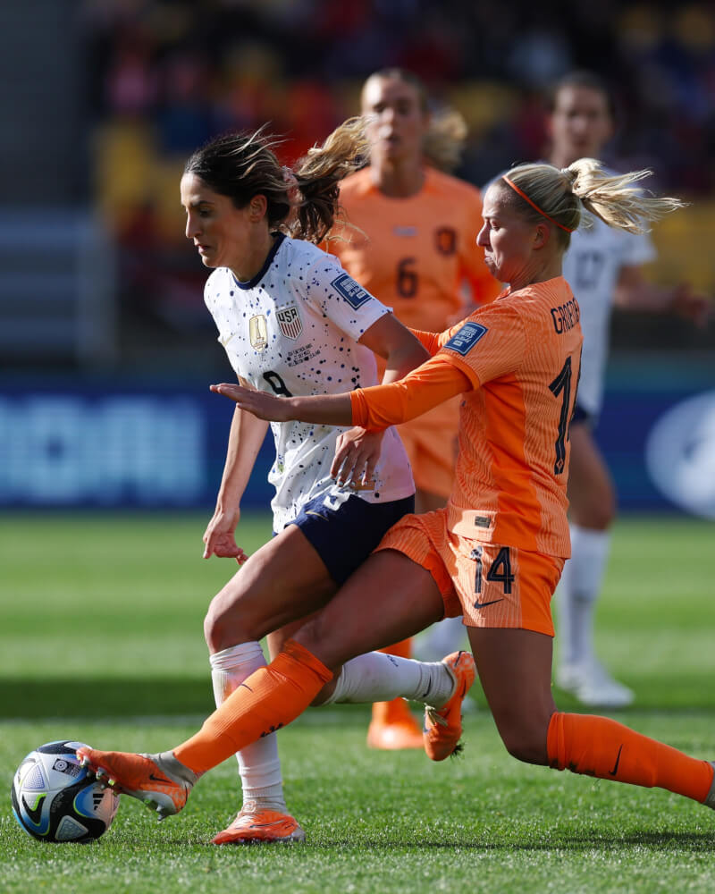 2023女足世界盃27日E組預賽，美國（白衣）和荷蘭（橘衣）戰成1比1平手。（圖取自twitter.com/FIFAWWC）