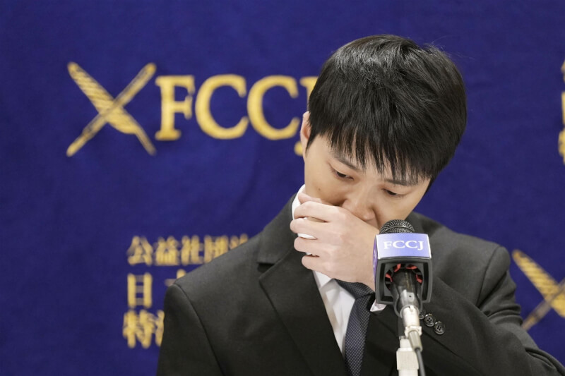 台灣桌球選手江宏傑與前妻福原愛因為違反雙方約定對簿公堂，他27日在日本召開記者會說明，會中講到激動處落淚。（共同社）