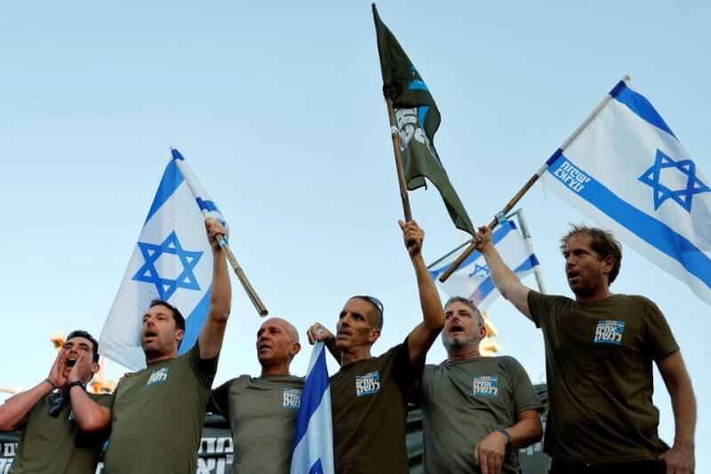 近萬名以色列後備役軍人以不服役的方式抗議司法改革。（路透社）