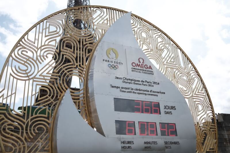 巴黎奧運倒數1年。圖為艾菲爾鐵塔旁的倒數計時器。（路透社）