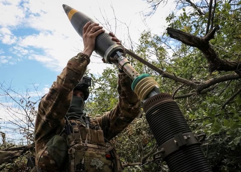 烏克蘭官員26日說，烏軍正在南部逐步推進。圖為烏軍13日在頓內茨克地區準備向俄軍發射迫擊砲。（路透社）
