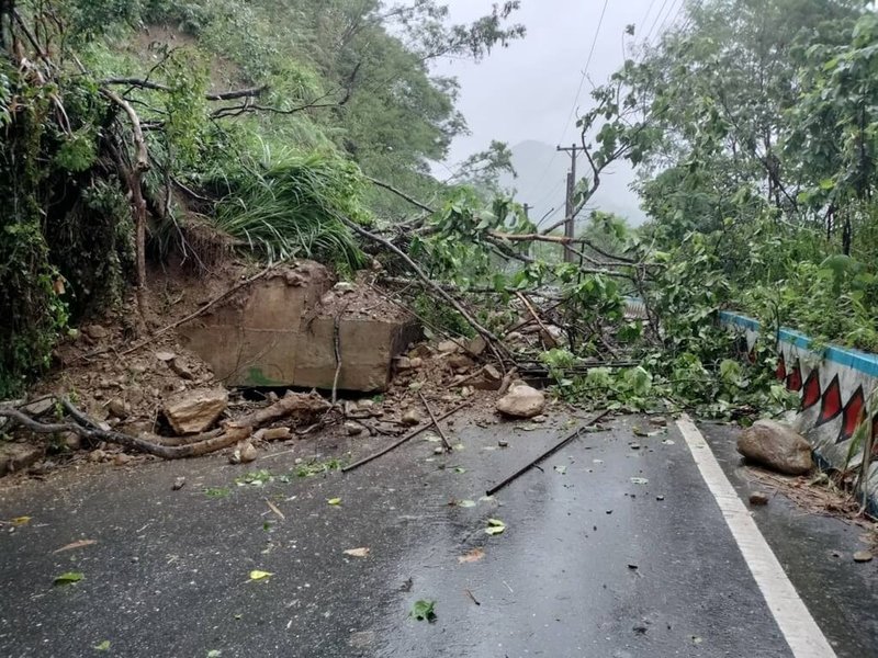 花蓮縣卓溪鄉卓清村聯外道路28日清晨坍方，花蓮縣政府緊急宣布清水部落28日停班、停課。（卓溪鄉公所提供）中央社記者張祈傳真  112年7月28日