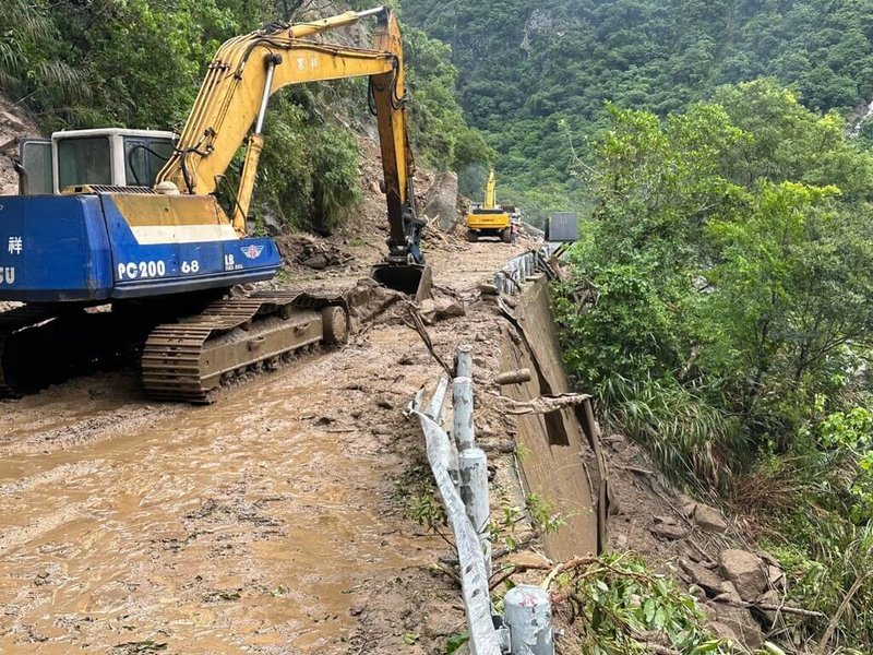 台8線中橫公路關原至太魯閣口路段，28日上午11時搶通，關原災害路段恢復1天5次放行，溪畔路段採2小時戒護放行1次，夜間實施預警性封路。（公路總局第四區養護工程處提供）中央社記者張祈傳真  112年7月28日