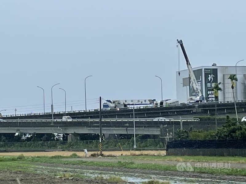 陳姓男子28日上午駕駛牛奶槽車行經台78快速道路，疑因天雨路滑，車輛翻覆橫躺道路，導致台78線虎尾段西向東一度單向封閉。 中央社記者姜宜菁攝  112年7月28日