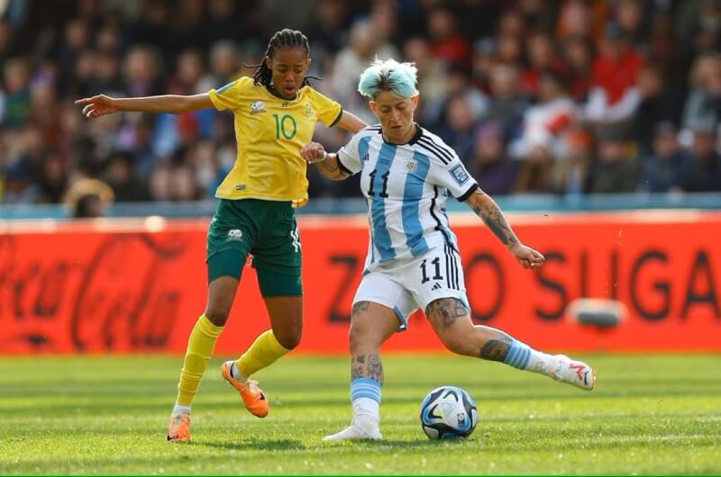 女足世界盃28日進行G組預賽，一路落後的阿根廷，在下半場在5分鐘內連進2球，才以2比2和南非握手言和。（路透社）
