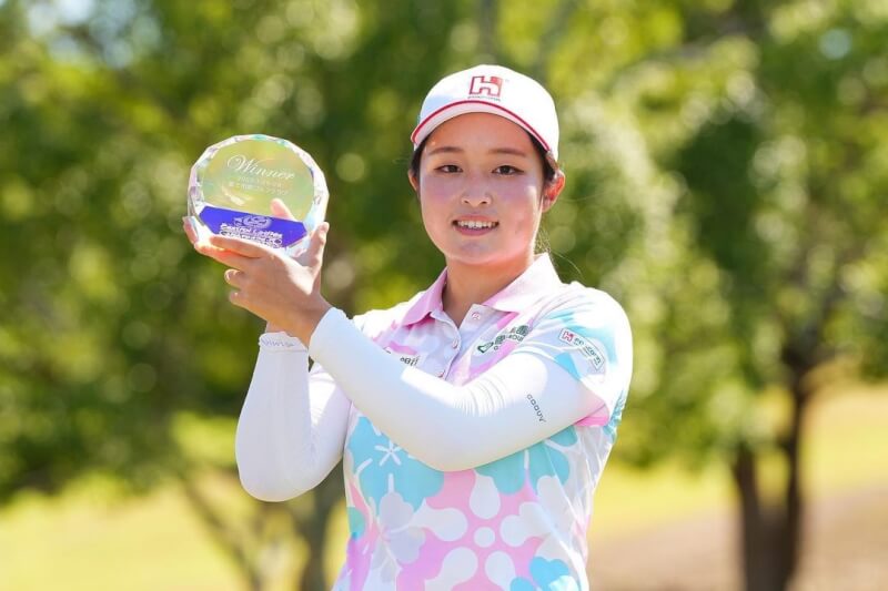 台灣好手吳佳晏28日在JLPGA次巡嘉實多女子高球賽奪冠。（圖取自instagram.com/jlpga_stepuptour）