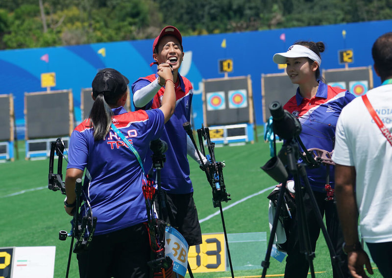 成都世大運射箭複合弓團體賽28日登場，台灣女團雖在4強不敵韓國，但仍保有和地主中國爭奪銅牌的機會。圖為選手林明靜（中）和隊友擊掌慶賀。（大專體總提供）中央社記者黎建忠傳真  112年7月28日