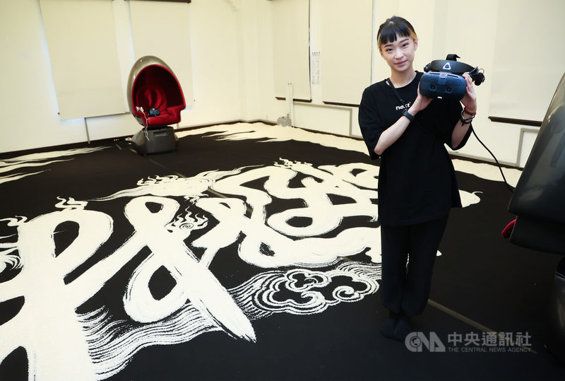 國家文藝獎得主編舞家何曉玫新作「林相繽紛:從肉身到虛擬的極相與無相輪迴」挑戰舞蹈結合VR,舞者何亭儀(圖)表示,作品結合科技,拍攝過程常常要憋氣表現肢體,對她來說是一個新的體驗跟挑戰。中央社記者張新偉攝 112年7月28日