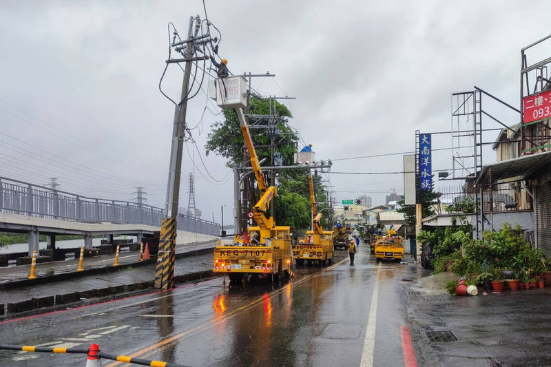 颱風杜蘇芮強勁風勢影響供電設備及線路,造成台南共有超過4萬戶曾經停電,台電人員積極搶修復電。(台電提供)中央社記者楊思瑞台南傳真 112年7月28日