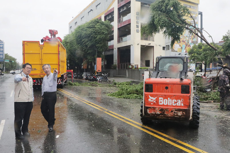 受颱風杜蘇芮影響，台南多處有路樹倒伏導致交通受阻，台南市長黃偉哲（左）28日上午視察清理情形。（台南市政府提供）中央社記者楊思瑞台南傳真  112年7月28日