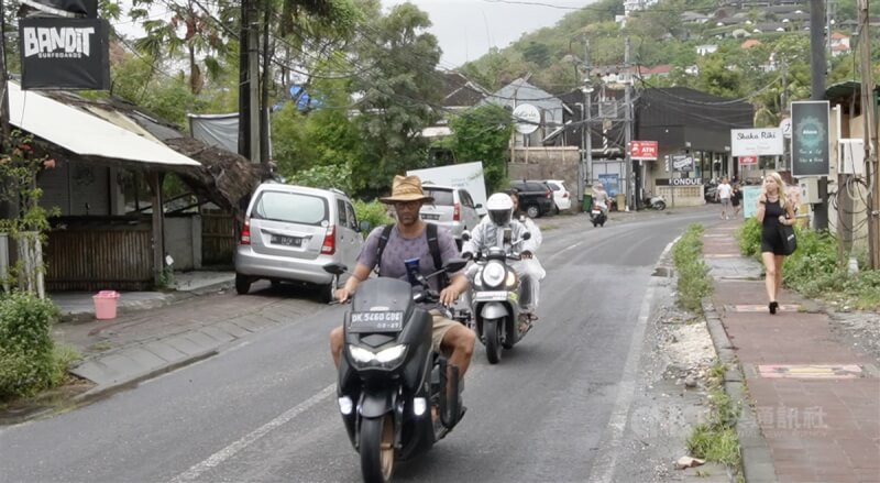 烏魯瓦圖距離峇里島機場約1小時車程，山路狹窄有許多小徑，相對峇里島其他觀光區較為純樸。中央社記者李宗憲峇里島攝 112年7月28日