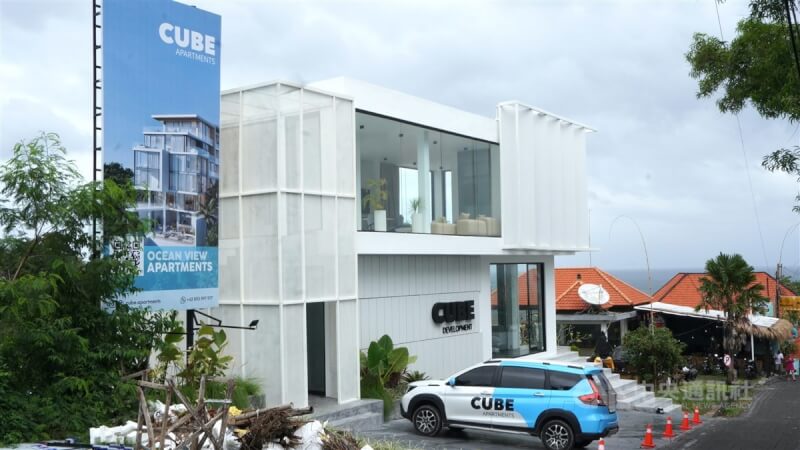峇里島烏魯瓦圖的「Cube公寓」銷售中心距離海灘約200公尺，白色建築在一片傳統矮房中格外明顯。這個建案是一棟擁有120戶的高級公寓，標榜住戶能享受日落美景。中央社記者李宗憲峇里島攝 112年7月28日