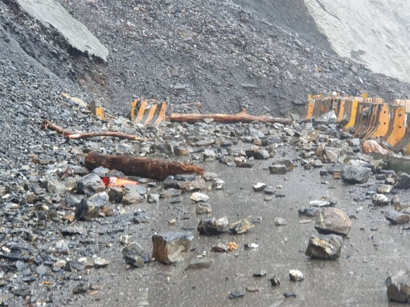 受颱風杜蘇芮外圍環流影響,台8線中橫公路117.4k關原災害搶修路段出現10多公尺路基掏空狀況,阻斷道路。(新城警分局提供)中央社記者張祈傳真 112年7月27日