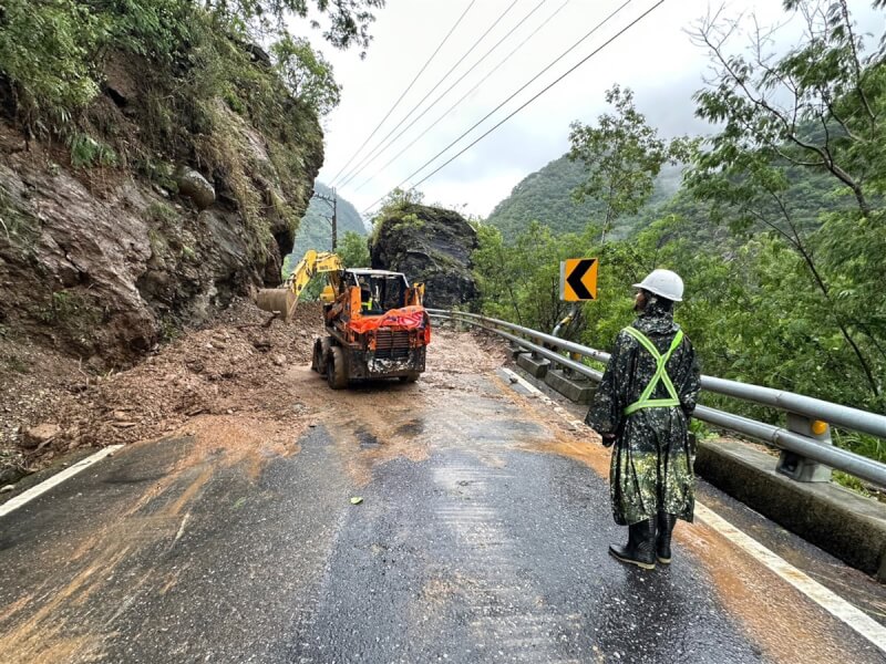 受颱風杜蘇芮影響，南橫公路初來至利稻路段27日多處坍方，道路封閉搶修目前已搶通。（關山工務段提供）