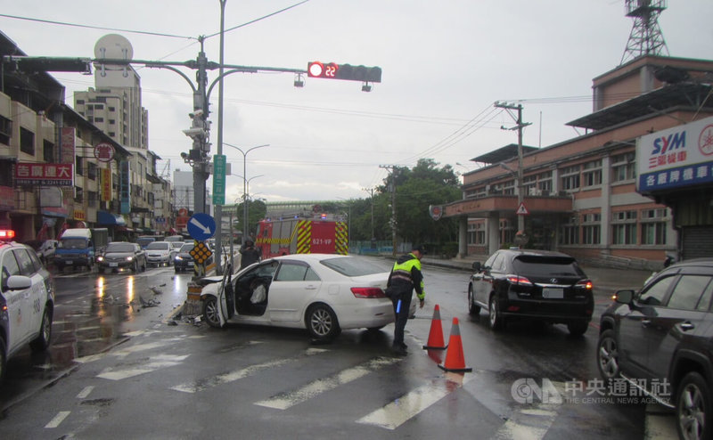 台中林姓男子28日上午酒後開車行經北屯區一處路口，自撞中央分隔島，造成車頭嚴重凹陷受困車內，消防人員到場將他救出，送醫搶救後仍傷重宣告不治。（翻攝照片）中央社記者蘇木春傳真  112年7月28日