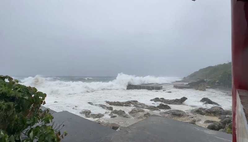 受颱風杜蘇芮外圍環流影響，小琉球風浪大，往返小琉球航線業者宣布29日繼續停航，預告30日將視浪況恢復正常行駛。（洪姓居民提供）中央社記者李卉婷傳真  112年7月28日