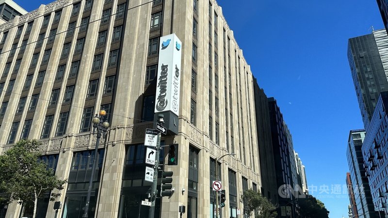 Twitter總部24日拆卸招牌，鑲嵌著藍鳥與@twitter字樣，懸掛在馬雅風格的建築上，其中一面除了藍鳥標誌外，僅剩未拆完的er兩個字母。中央社記者張欣瑜舊金山攝  112年7月28日