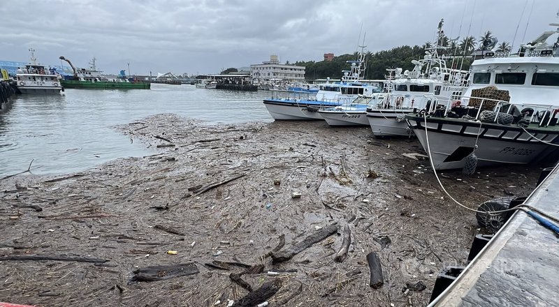 受到颱風引進的西南氣流和富岡港漂流木影響，船公司公告，28日台東往返綠島、蘭嶼，及屏東後壁湖往返蘭嶼船班取消，29日恢復行駛。中央社記者盧太城台東攝  112年7月28日