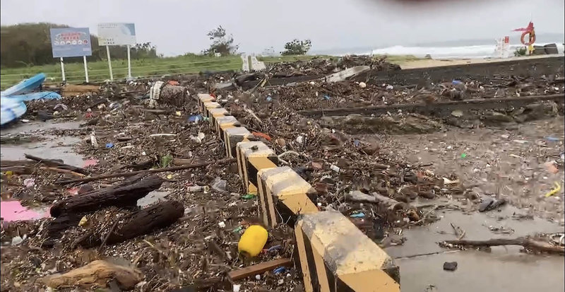 颱風杜蘇芮挾帶強風豪雨來襲，屏東離島小琉球的漁福漁港28日有大量漂流木及獨木舟伴隨大浪湧入，幾乎覆蓋路面及水面。（屏東縣政府提供）中央社記者李卉婷傳真  112年7月28日